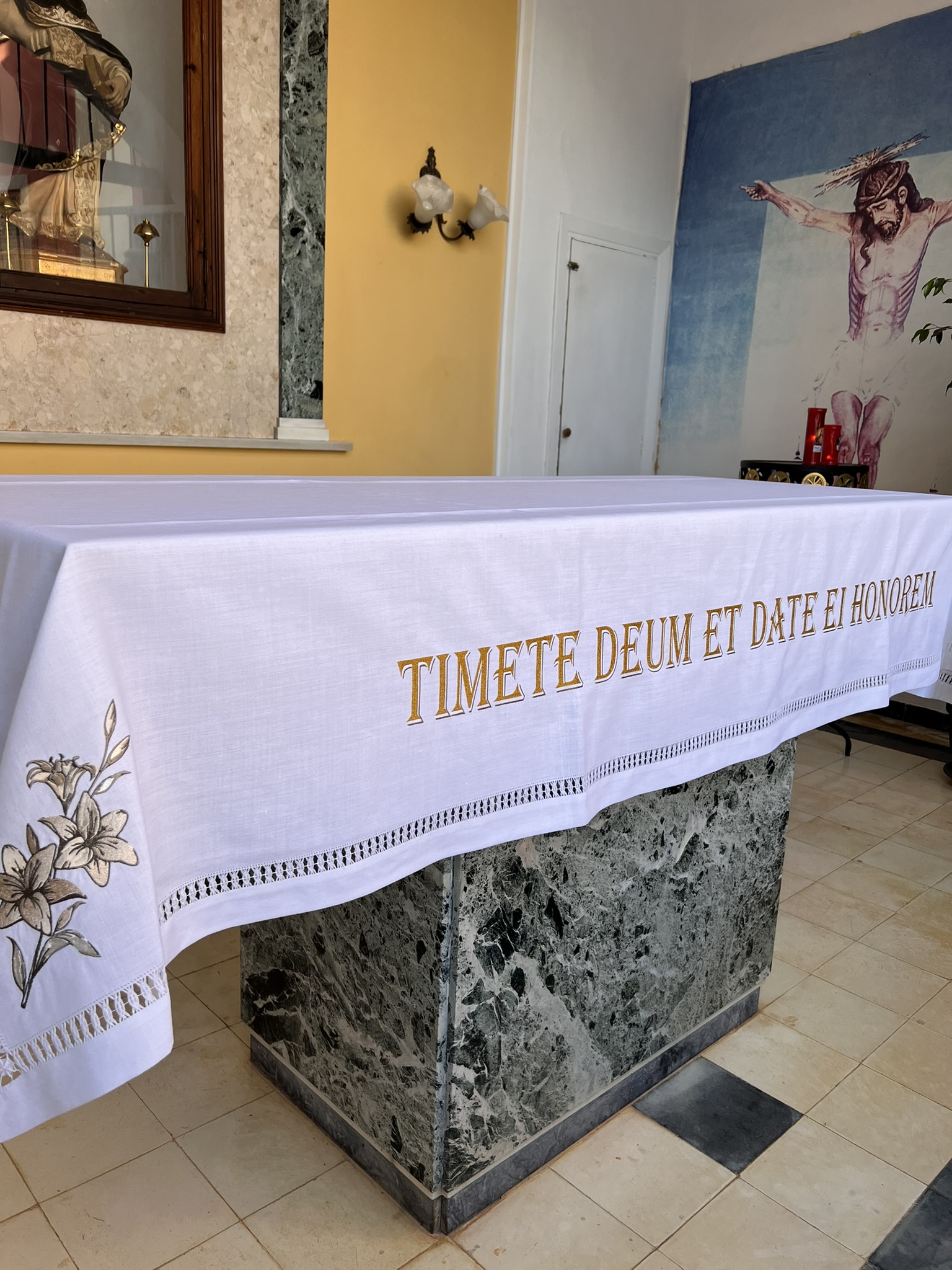mantel para altar blanco iglesia